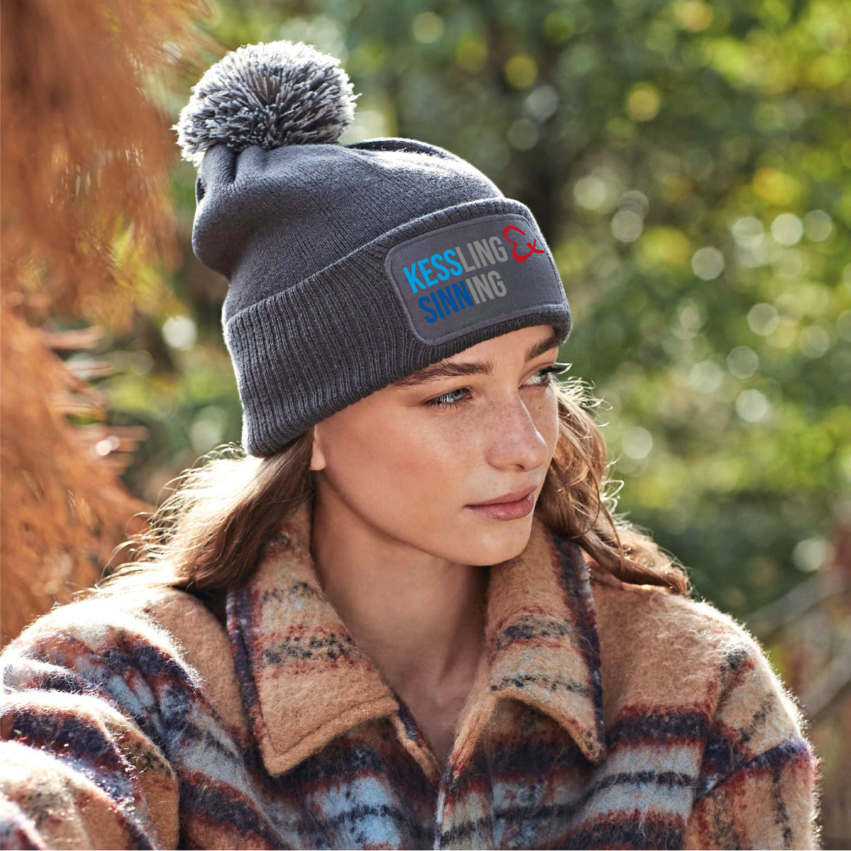 Weiche Strick-Bommelmütze mit Logodruck - verschiedenen Farben erhältlich