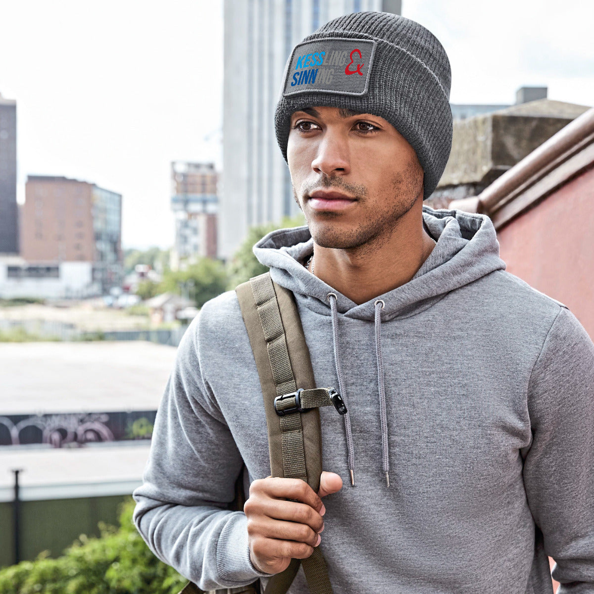 Weiche Strick-Beanie mit Logodruck - verschiedene Farben