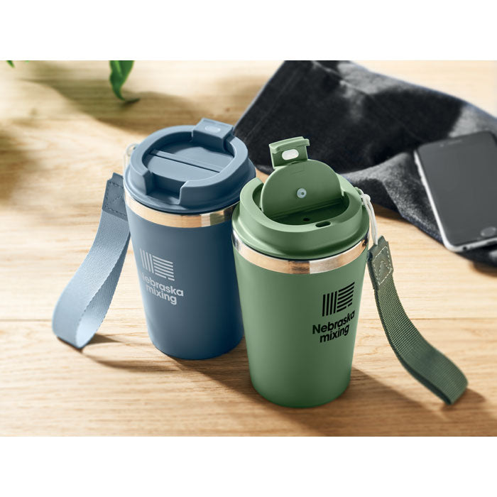 Doppelwandiger Becher aus recyceltem Edelstahl mit Schlaufe