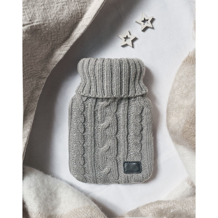 Wärmflasche mit gestricktem Bezug